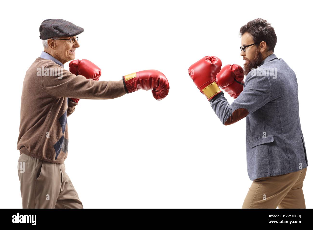 Ältere und jüngere Männer kämpfen mit Boxhandschuhen isoliert auf weißem Hintergrund Stockfoto