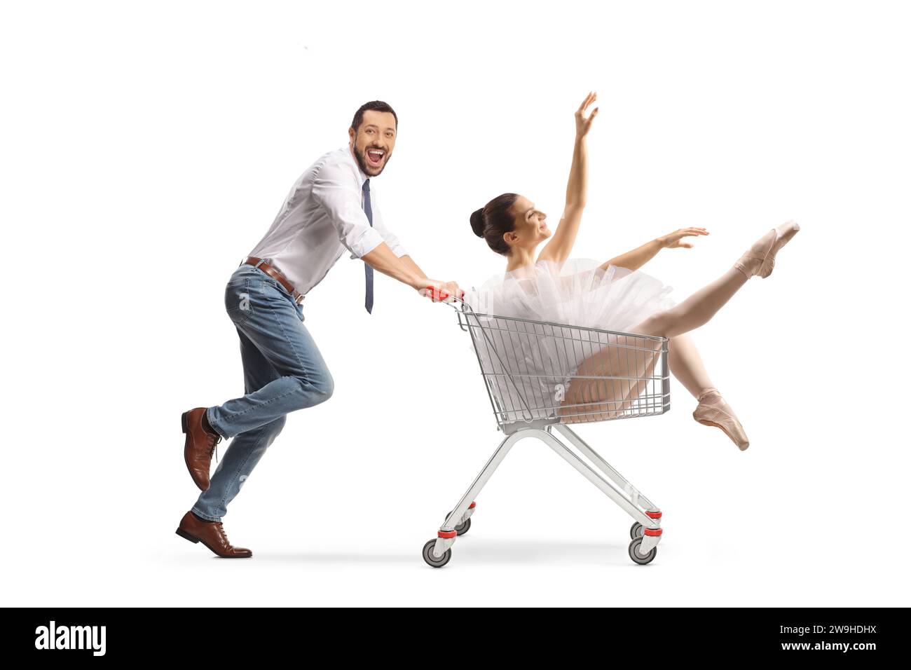 Ein Mann, der eine Ballerina in einem Einkaufswagen auf weißem Hintergrund schießt Stockfoto