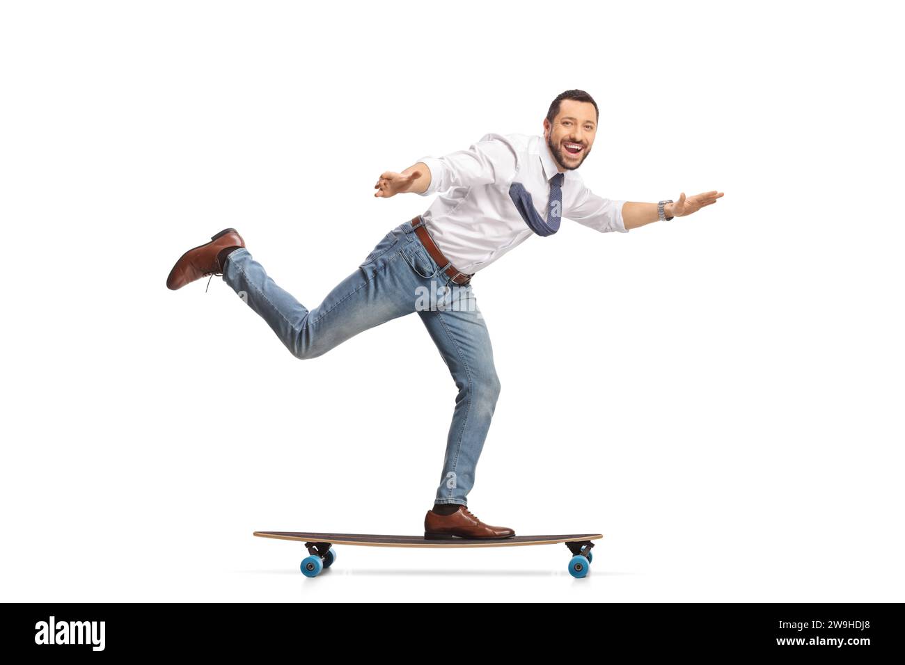 Mann, der Skateboard fährt und Arme auf weißem Hintergrund verteilt Stockfoto