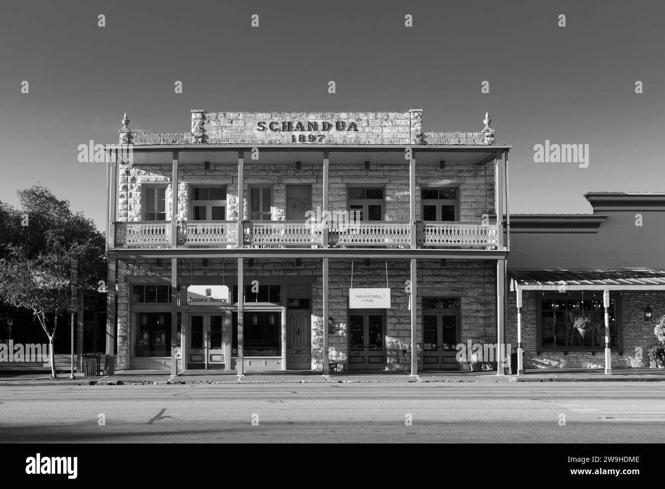 Fredericksburg, USA - 2. November 2023: Die Main Street in Frederiksburg, Texas, auch bekannt als Magic Mile, mit Einzelhandelsgeschäften und Spaziergängen. Stockfoto