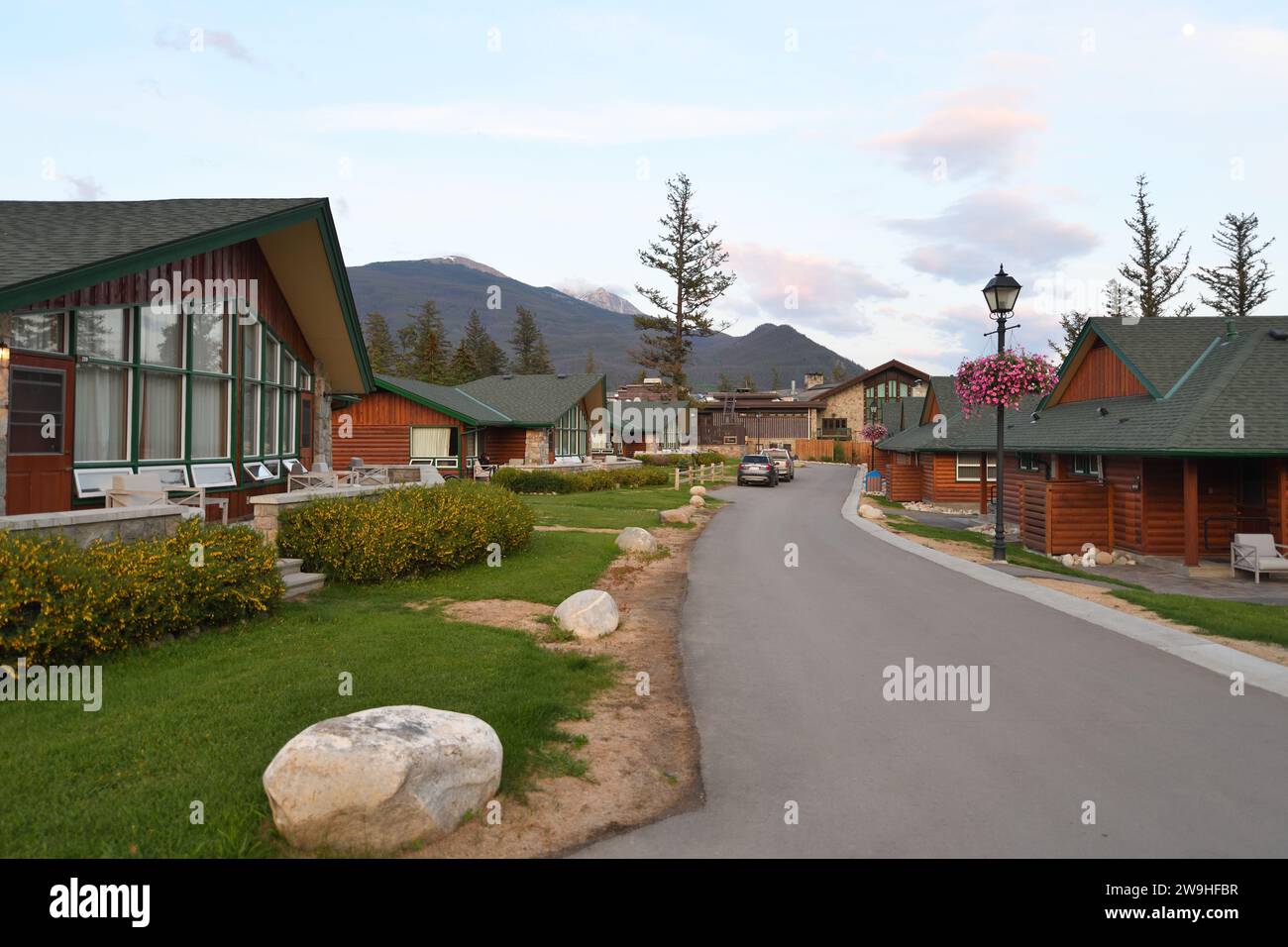 Individuelle Hütten im Fairmont Jasper Park Hotel in Alberta, Kanada. Stockfoto
