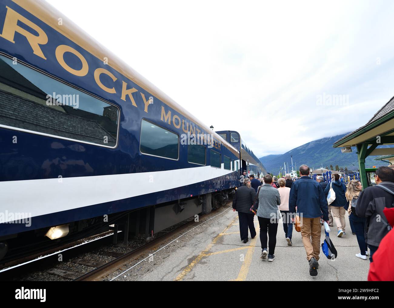 Gäste steigen in Jasper, Alberta, Kanada, in den Rocky Mountaineer-Zug Stockfoto