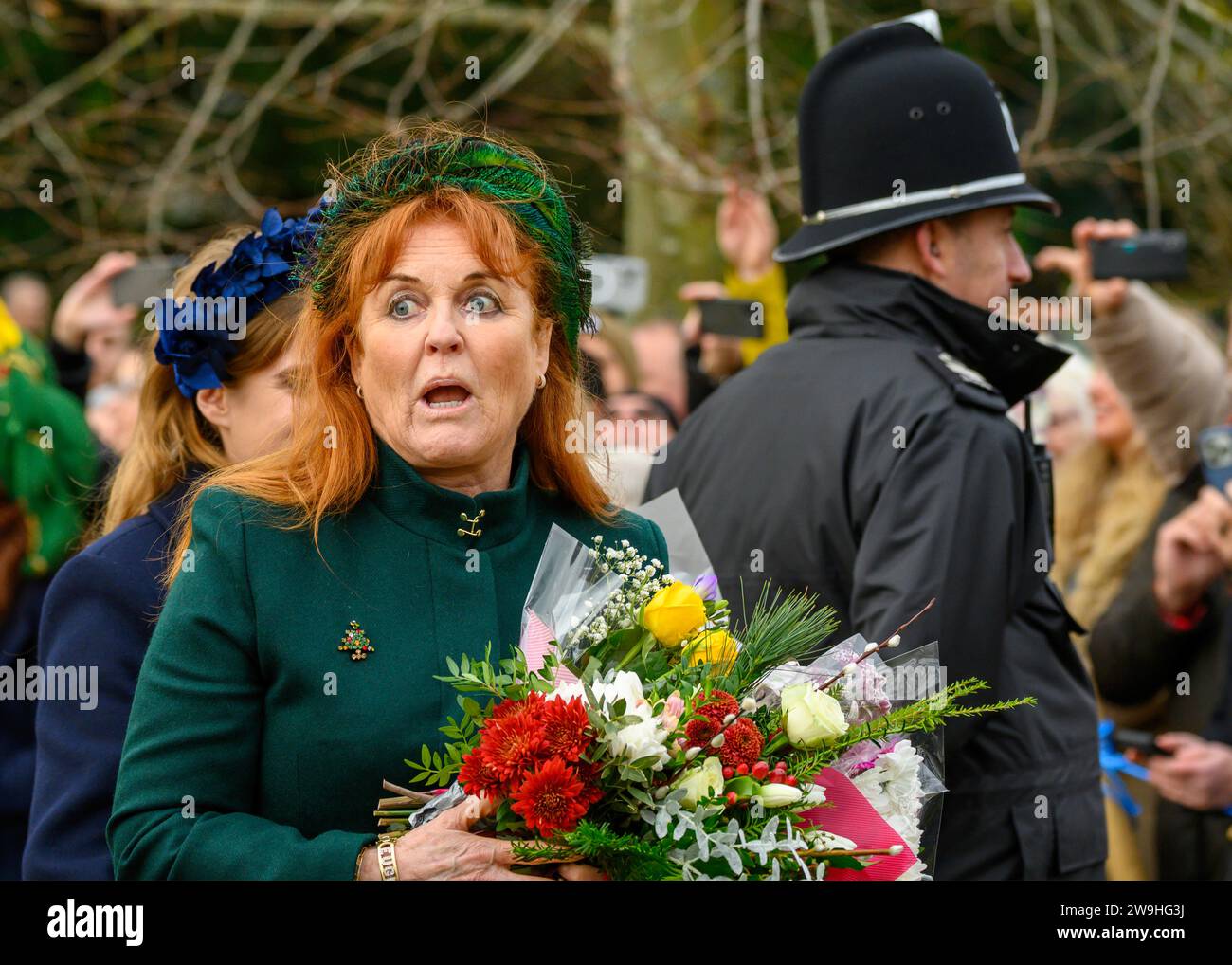 Die Herzogin von York macht Witze mit Menschenmassen, nachdem sie die Weihnachtsfeier in der St. Mary Magdalene Church in Sandringham besucht hat. Dezember 2023 Stockfoto