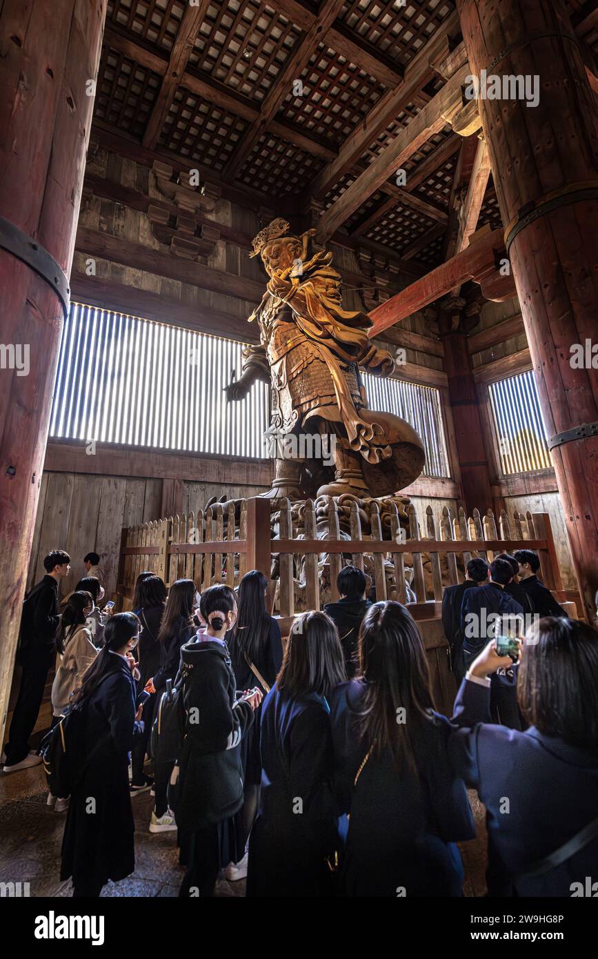 NARA/JAPAN - 28. November 2023: Inneres des Todaiji-Tempels Stockfoto