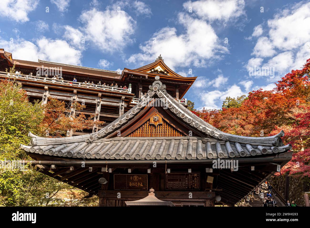 KYOTO/JAPAN - 26. November 2023: Detail des berühmten Kiyomizu-Dera-Tempels im Herbst Stockfoto