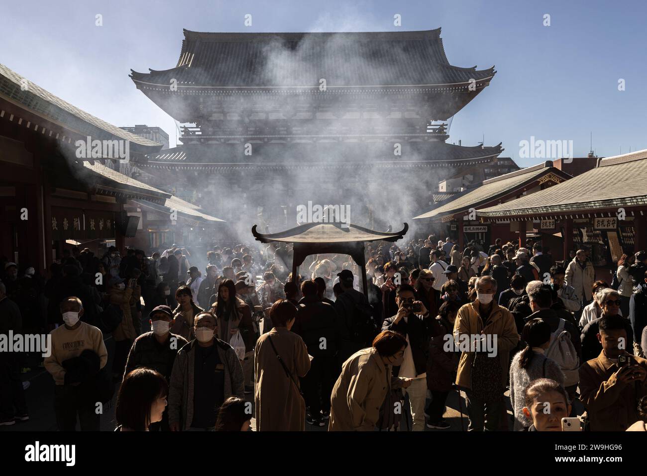 TOKIO/JAPAN - 19. November 2023: Touristen besuchen den Senso Ji-Tempel Stockfoto