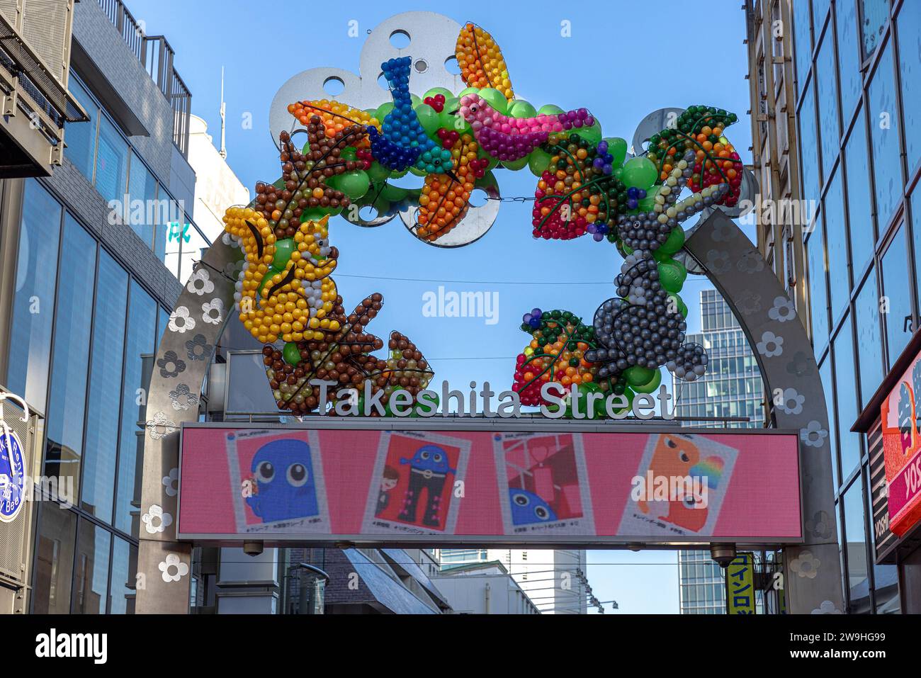 TOKIO/JAPAN - 21. November 2023: Schild zum berühmten Eingang in die Takeshita-Straße Stockfoto