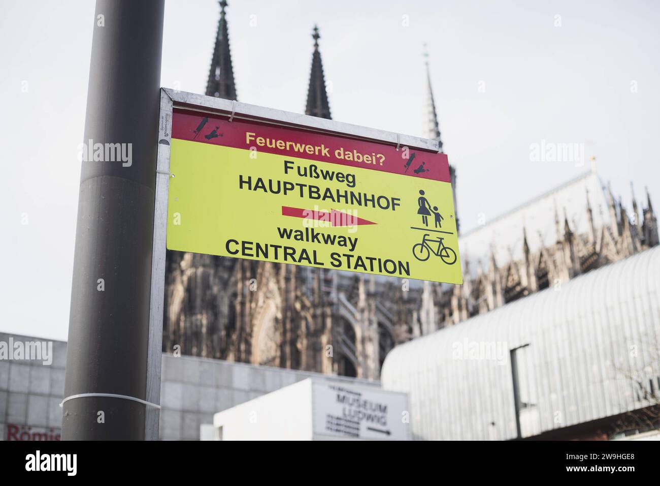 Vorbereitung zum Silvester in Köln, 28.12.2023 ein Schild auf dem stehen die Richtung zum Platz, wo Feuerwerk erlaubt ist. Auf dem Schild steht Feuerwerk dabei Fußweg zum Hauptbahnhof , Gehweg zum Hauptbahnhof . Auf dem Hintergrund sieht man Kölner Dom Vorbereitung zum Silvester in Köln, 28.12.2023 Köln NRW Deutschland *** Vorbereitung auf Silvesterabend in Köln, 28 12 2023 Ein Schild, das in Richtung des Platzes steht, wo Feuerwerk erlaubt ist auf dem Schild steht Feuerwerk auf dem Weg zum Hauptbahnhof, Gehweg zum Hauptbahnhof im Hintergrund kann man den Kölner Dom Prä sehen Stockfoto