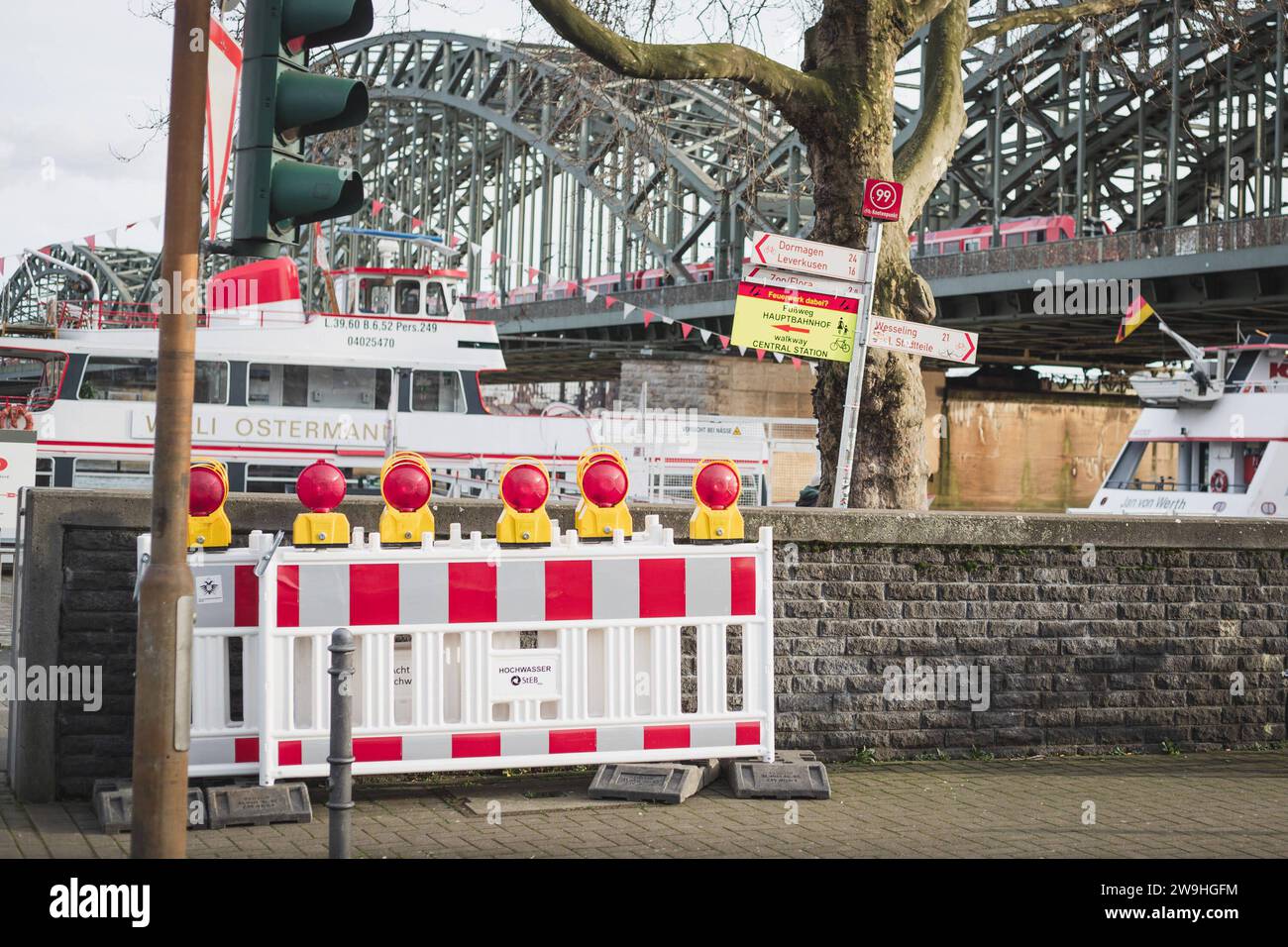 Vorbereitung zum Silvester in Köln, 28.12.2023 ein Schild auf dem stehen die Richtung zum Platz, wo Feuerwerk erlaubt ist. Auf dem Schild steht Feuerwerk dabei Fußweg zum Hauptbahnhof , Gehweg zum Hauptbahnhof . Auf dem Hintergrund sieht man Rhein. Auf dem Vordergrund steht Absperrung. Vorbereitung zum Silvester in Köln, 28.12.2023 Köln NRW Deutschland *** Vorbereitung auf Silvester in Köln, 28 12 2023 Ein Schild auf dem die Richtung zum Platz steht wo Feuerwerk erlaubt ist auf dem Schild steht Feuerwerk auf dem Weg zum Hauptbahnhof . Gehweg zum Hauptbahnhof auf dem Hinterhof Stockfoto