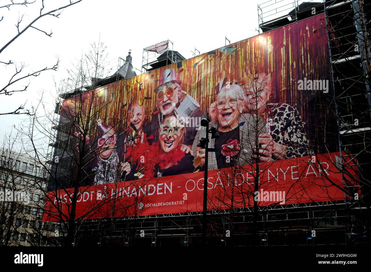 Kopenhagen, Dänemark /28. Dezember 2023/Billbaord mit dänischen sozialdemokratischen Parteipolitiken fördern Pflege auf und andere auch im Neujahr 2024 riesige Plakatwand auf dem kopenhagener Rathausplatz in der Hauptstadt. (Photo.Francis Joseph Dean/Dean Pictures) Stockfoto