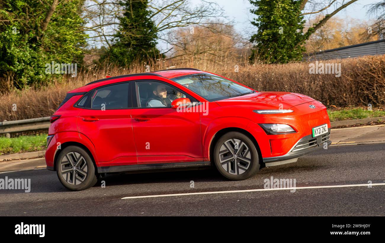 Milton Keynes, Großbritannien - 28. Dezember 2023: 2021 rotes Hyundai Kona Elektroauto, das auf einer britischen Straße fährt Stockfoto