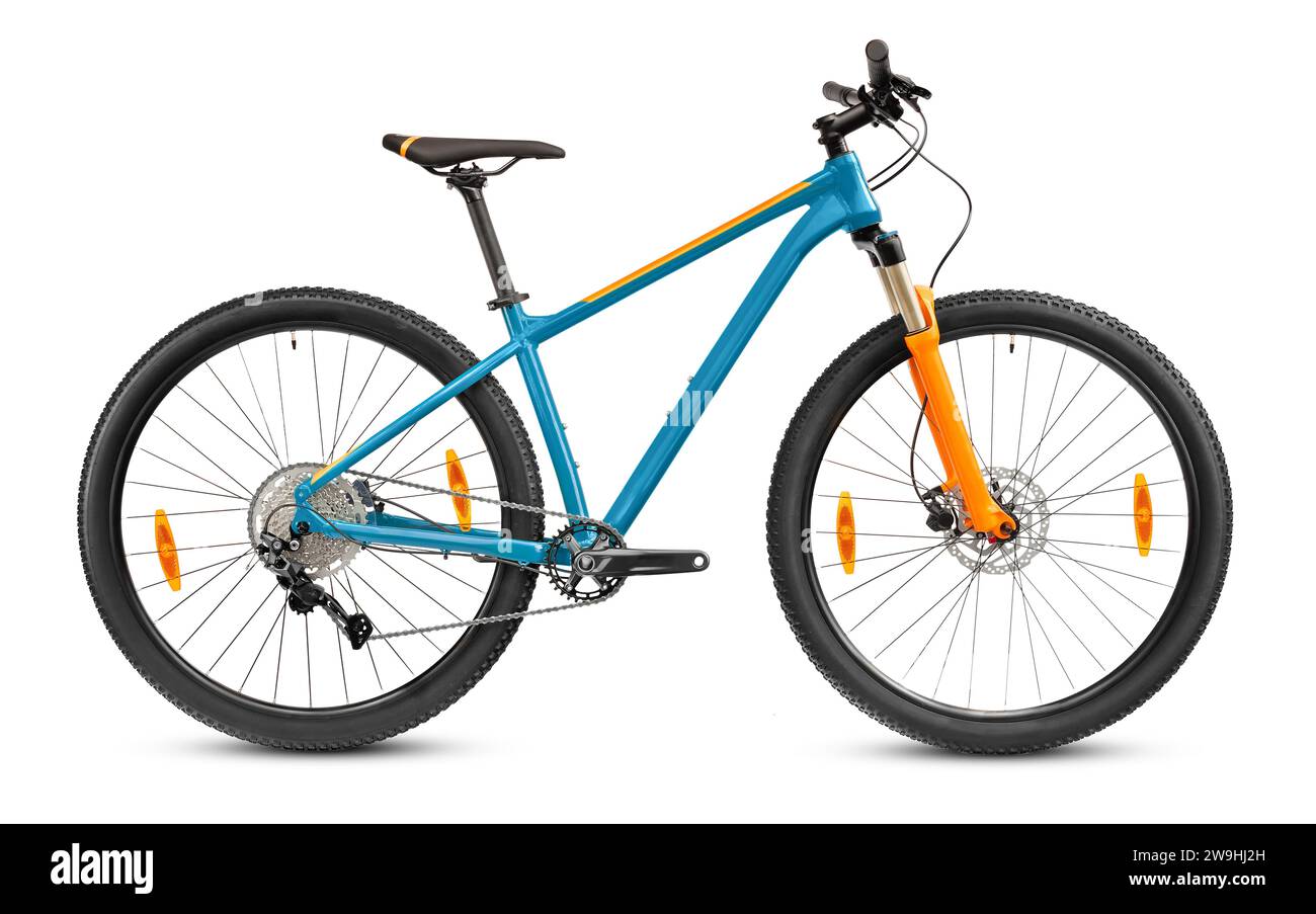Blaues Mountainbike isoliert auf weiß. Brandneues Cross-Country-Bike mit 29-Zoll-Rädern für Offroad-Fahrten. Stockfoto