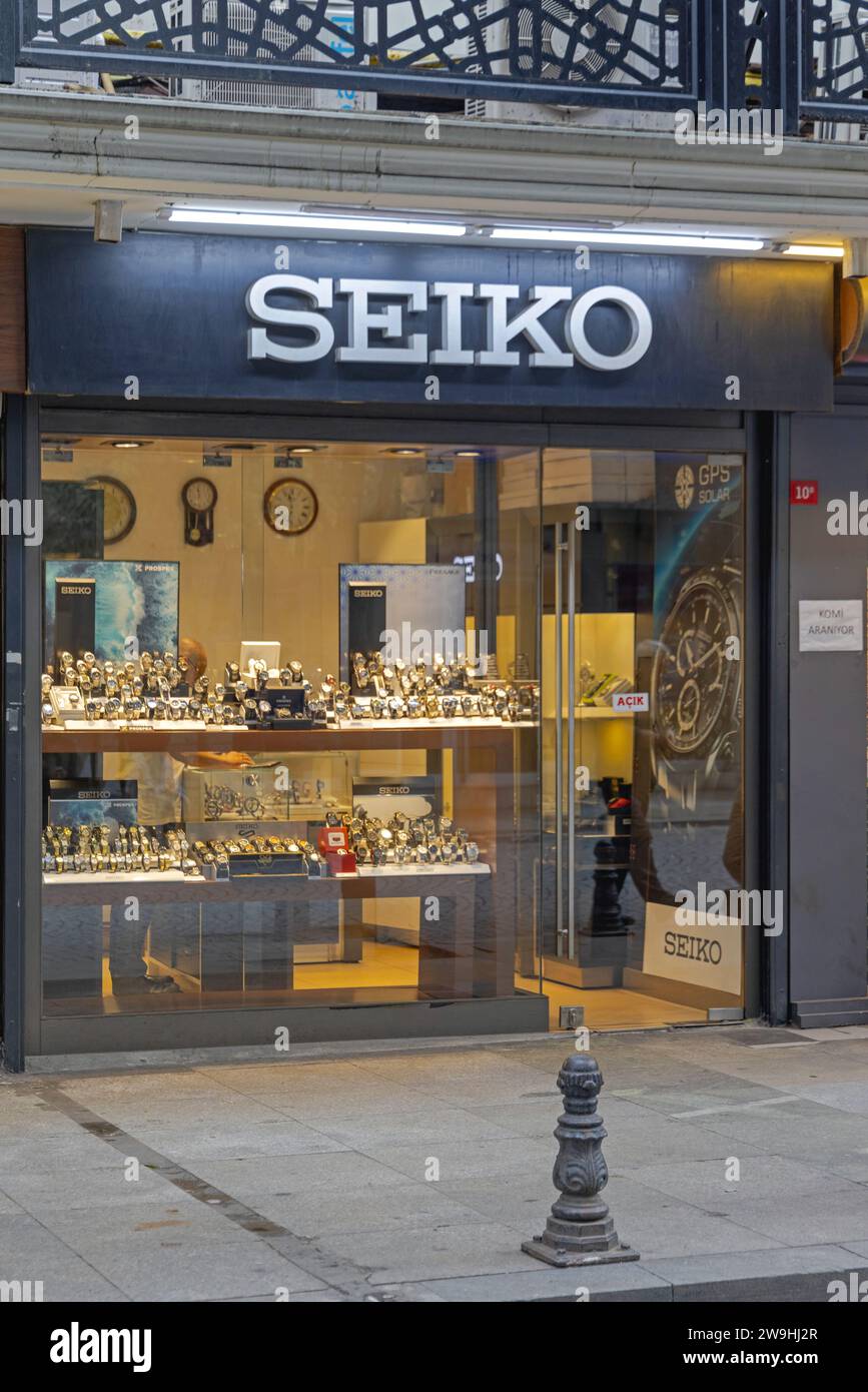 Istanbul, Türkei - 18. Oktober 2023: Sehen Sie sich Shop Seiko Brand aus Japan in der Hamidiye Street in der Altstadt an. Stockfoto