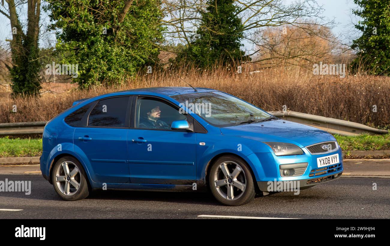Milton Keynes, Großbritannien - 28. Dezember 2023: 2008 blaues Ford Focus Auto fährt auf einer britischen Straße Stockfoto