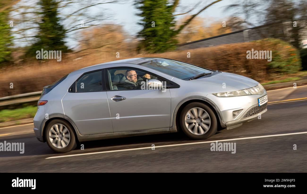 Milton Keynes, Großbritannien - 28. Dezember 2023: Honda Civic Car mit 2006 silbernem Dieselmotor auf englischer Straße Stockfoto