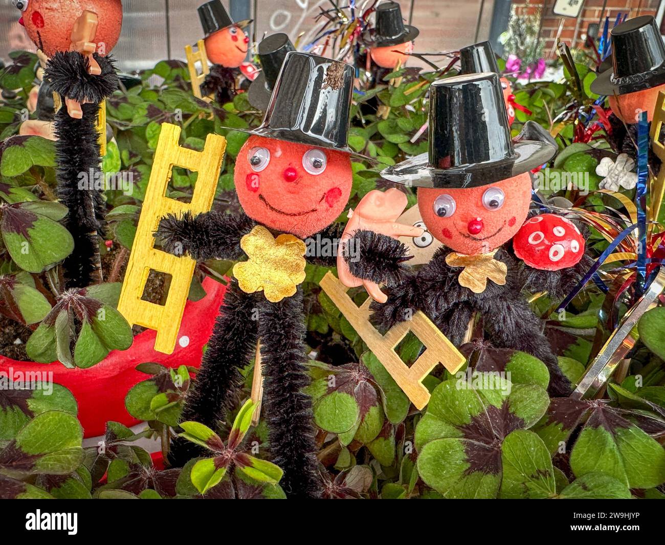 Zum Jahreswechsel werden Glücksbringer verkauft. Schornsteinfeger und vierblättrige Kleeblätter. 28.12.2023: *** Glücksbringer werden zur Jahreswende verkauft. Kaminfeger und vierblättrige Kleeblätter 28 12 2023 Stockfoto