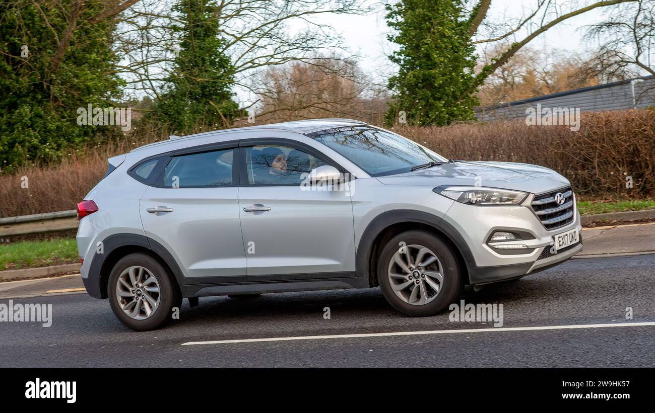 Milton Keynes, Großbritannien - 28. Dezember 2023: 2017 Silber Dieselmotor Hyundai Tucson Auto fährt auf einer britischen Straße Stockfoto