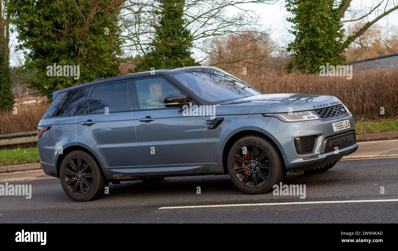 Milton Keynes, Großbritannien - 28. Dezember 2023: 2021 Hybrid-Elektrofahrzeug Range Rover Sport auf britischer Straße Stockfoto