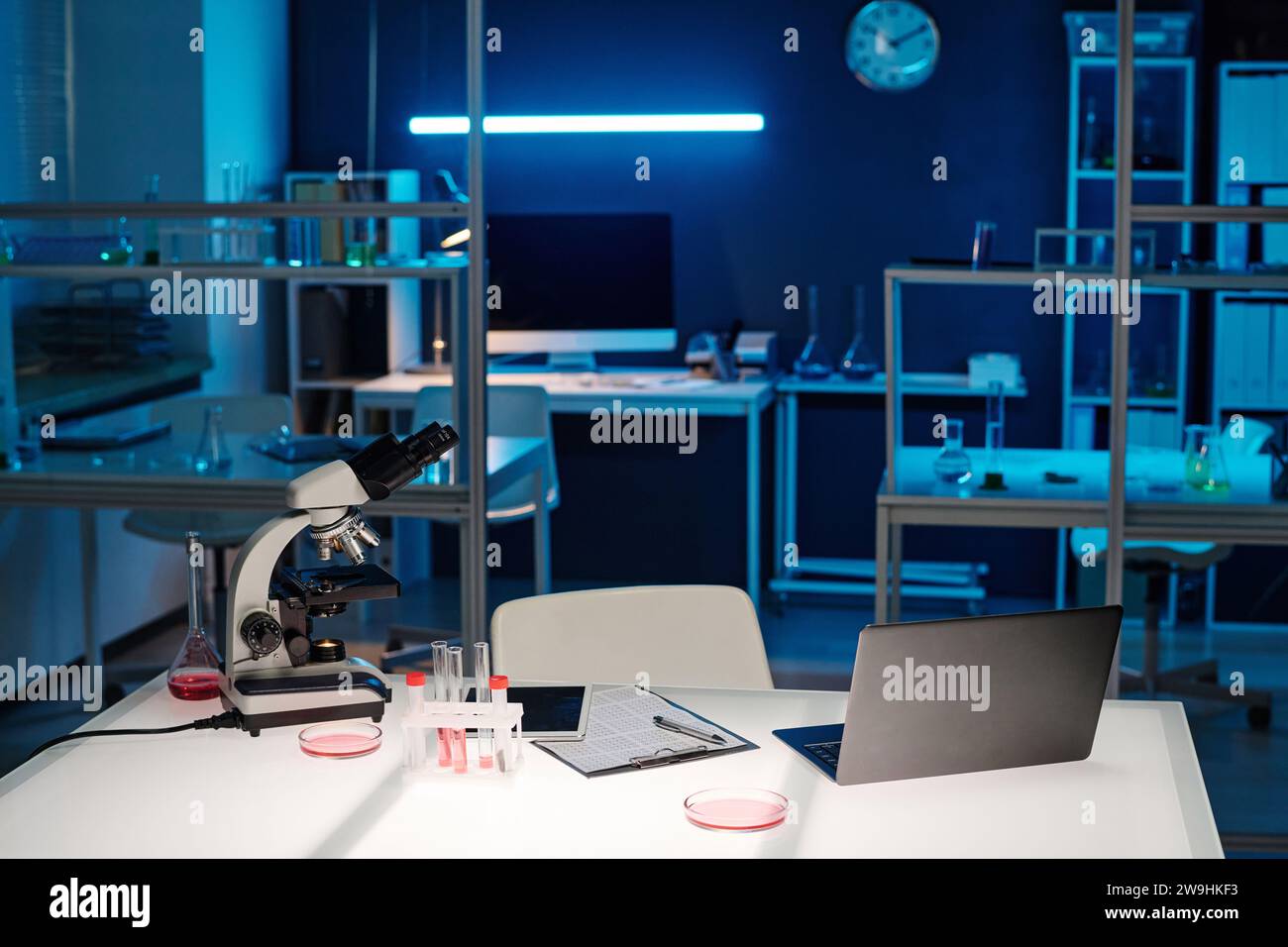 Arbeitsplatz mit Glaswaren und professioneller technischer Ausrüstung im wissenschaftlichen Labor Stockfoto