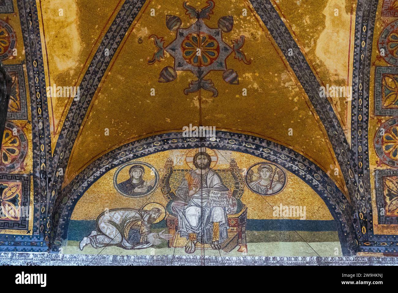 Mosaik von Kaiser Leo VI. (9. Jahrhundert) in der Hagia Sophia Moschee, ehemals Kathedrale und Kulturikone der byzantinischen und ostorthodoxen Zivilisation Stockfoto