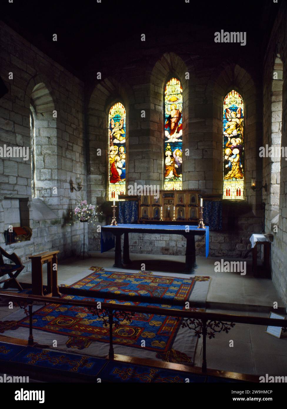 Chor der Church of St Mary, Holy Island, Northumberland, England, Vereinigtes Königreich, zeigt den handgefertigten Teppich, basierend auf einer Seite aus den Lindisfarne-Evangelien. Stockfoto