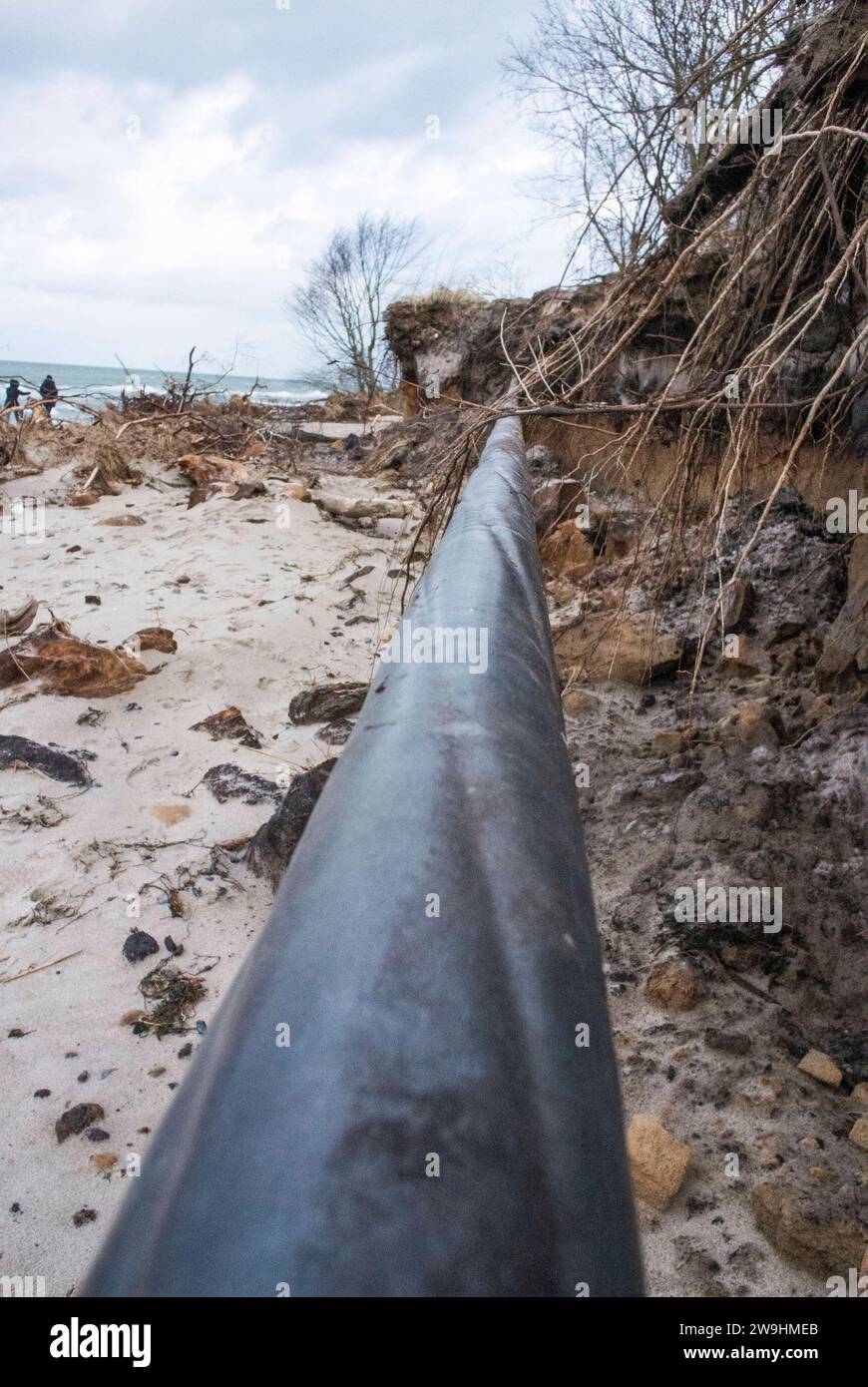 An der Steilküste vom Ostssestrand von Torfbrücke bei Graal-Müritz. Die Sturmflut im Herbst 2023 hat an den Küstenschutzanlagen in Mecklenburg-Vorpommern Sand im Wert von gut sechs Millionen Euro weggespült. Diese Sandverluste müssen aufgefüllt werden. Nur so kann die vollständige Sicherheit der Küstenschutzanlagen wieder hergestellt werden, teilte Mecklenburg-Vorpommerns Umweltminister Till Backhaus SPD mit. Torfbrücke *** an der Steilküste des Oststrandes der Torfbrücke bei Graal Müritz hat die Sturmflut im Herbst 2023 Sand im Wert von gut sechs Millionen Euro vom Küstengebiet weggespült Stockfoto