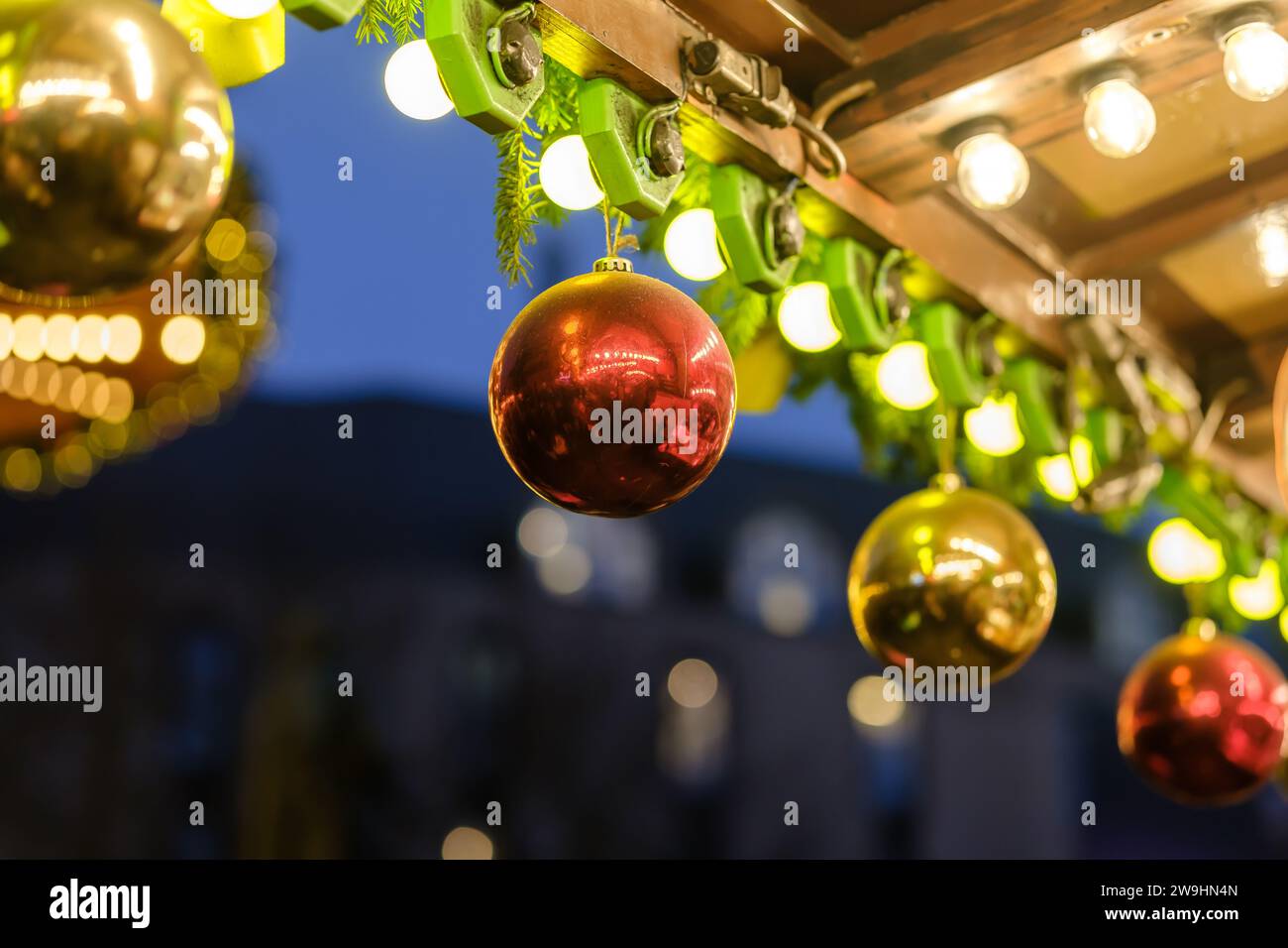 Nahaufnahme von Weihnachtsschmuck auf dem Weihnachtsmarkt in Deutschland Stockfoto