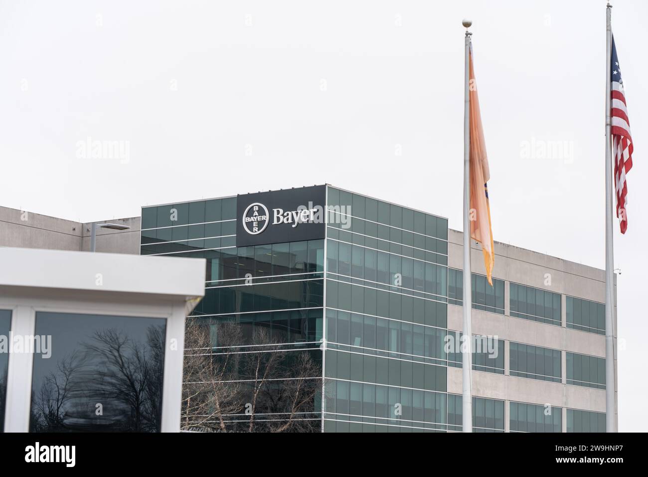 Morristown, New Jersey – 24. Dezember 2023: Logo der Bayer Corporation und Bürogebäude. Bayer ist ein multinationales Pharmaunternehmen Stockfoto