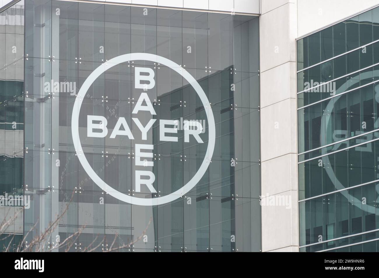Morristown, New Jersey – 24. Dezember 2023: Logo der Bayer Corporation und Bürogebäude. Bayer ist ein multinationales Pharmaunternehmen Stockfoto