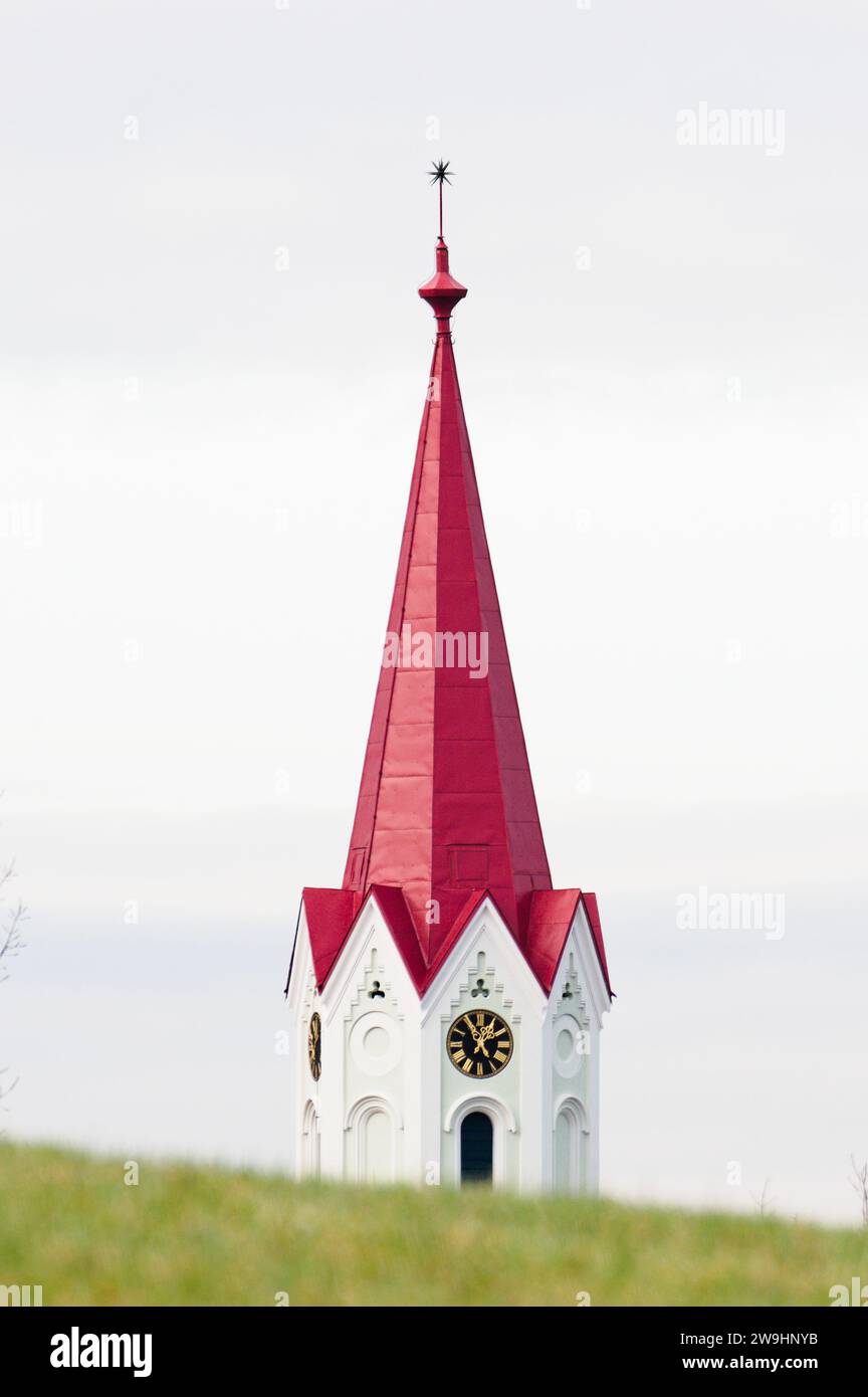 Alter Kirchturm mit Uhr auf dem Land. Traditionelle Architektur in Tschechien. Rotes Dach. Stritez nad Becvou Dorf in der Nähe von Roznov. Stockfoto