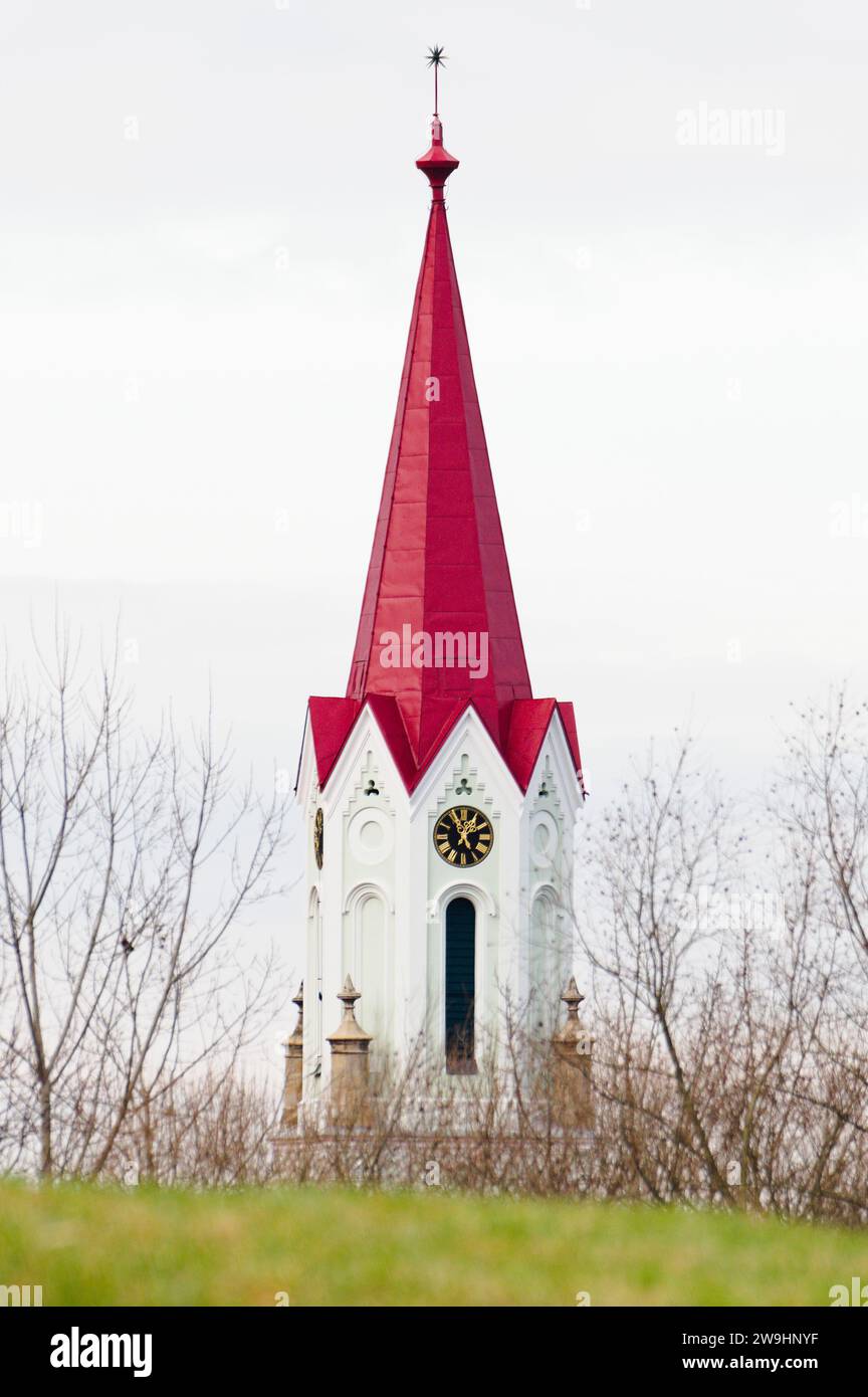 Alter Kirchturm mit Uhr auf dem Land. Traditionelle Architektur in Tschechien. Rotes Dach. Stritez nad Becvou Dorf in der Nähe von Roznov. Stockfoto