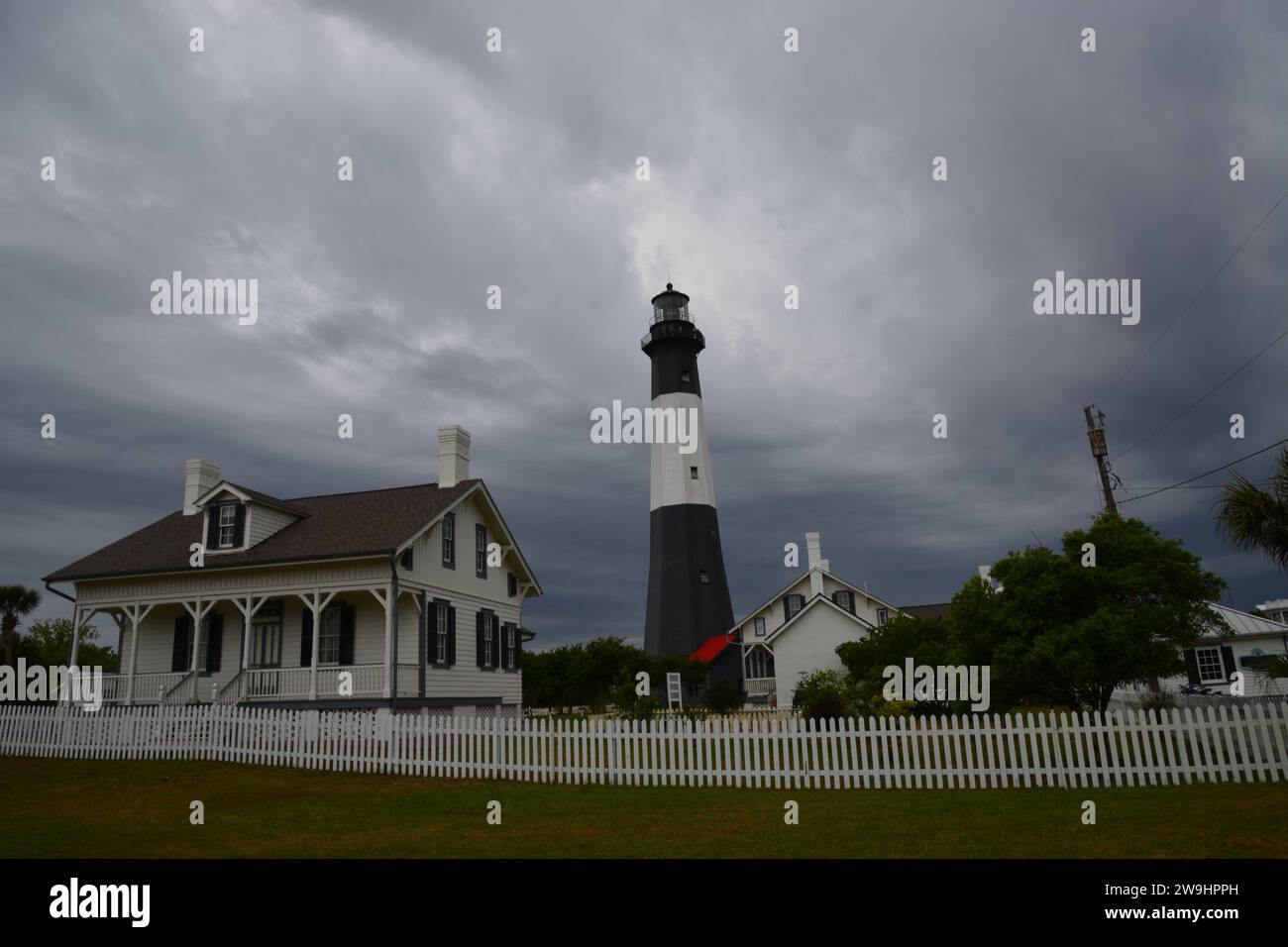 Schwarz-weiß Tybee Island Lighthouse mit dunklen Sturmwolken. Stockfoto