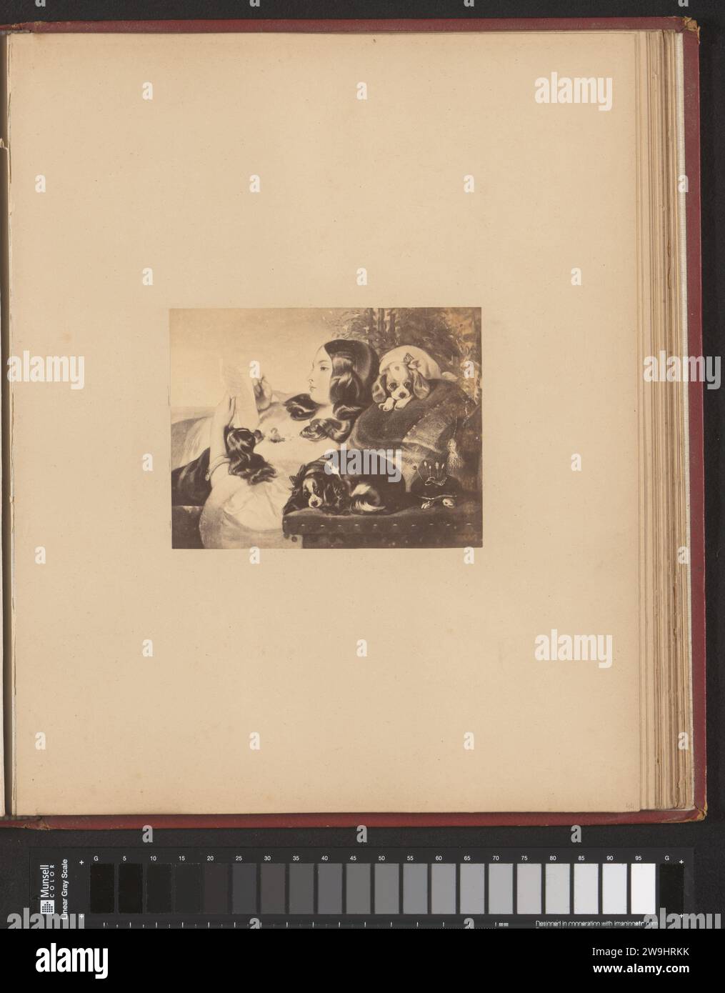 Fotoproduktion eines Gemäldes mit einer lügenden Frau, die einen Brief liest, begleitet von drei Hunden, 1875 Foto dieses Foto ist Teil eines Albums. Fotografische Unterstützung für Albumendruck. Lügenfigur - AA - weibliche menschliche Figur. Hund Stockfoto