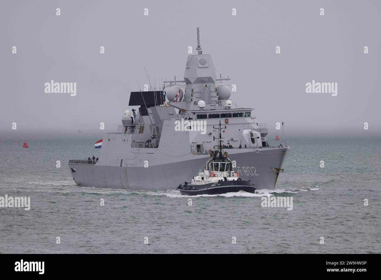 Die niederländische Luftverteidigungsfregatte HNLMS DE ZEVEN PROVINCIEN erreicht die Marinestützung Stockfoto