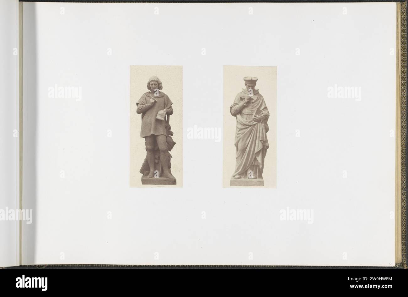 GIPS Modelle für Skulpturen am Louvre: Links „Philippe de Commines“ von Eugène Louis Lequesne und rechts „Amyot“ von Pierre Travaux, ca. 1855 - ca. 1857 Fotografie Teil der Réunion des Tuileries au Louvre 1852-1857, Album 2. Paris Papier. Fototräger mit gesalzenem Papier Dauerausstellung, Museum. Skulptur, Reproduktion einer Skulptur Palais du Louvre. Tuilerieënpaleis. Louvre Museum. Paris Stockfoto