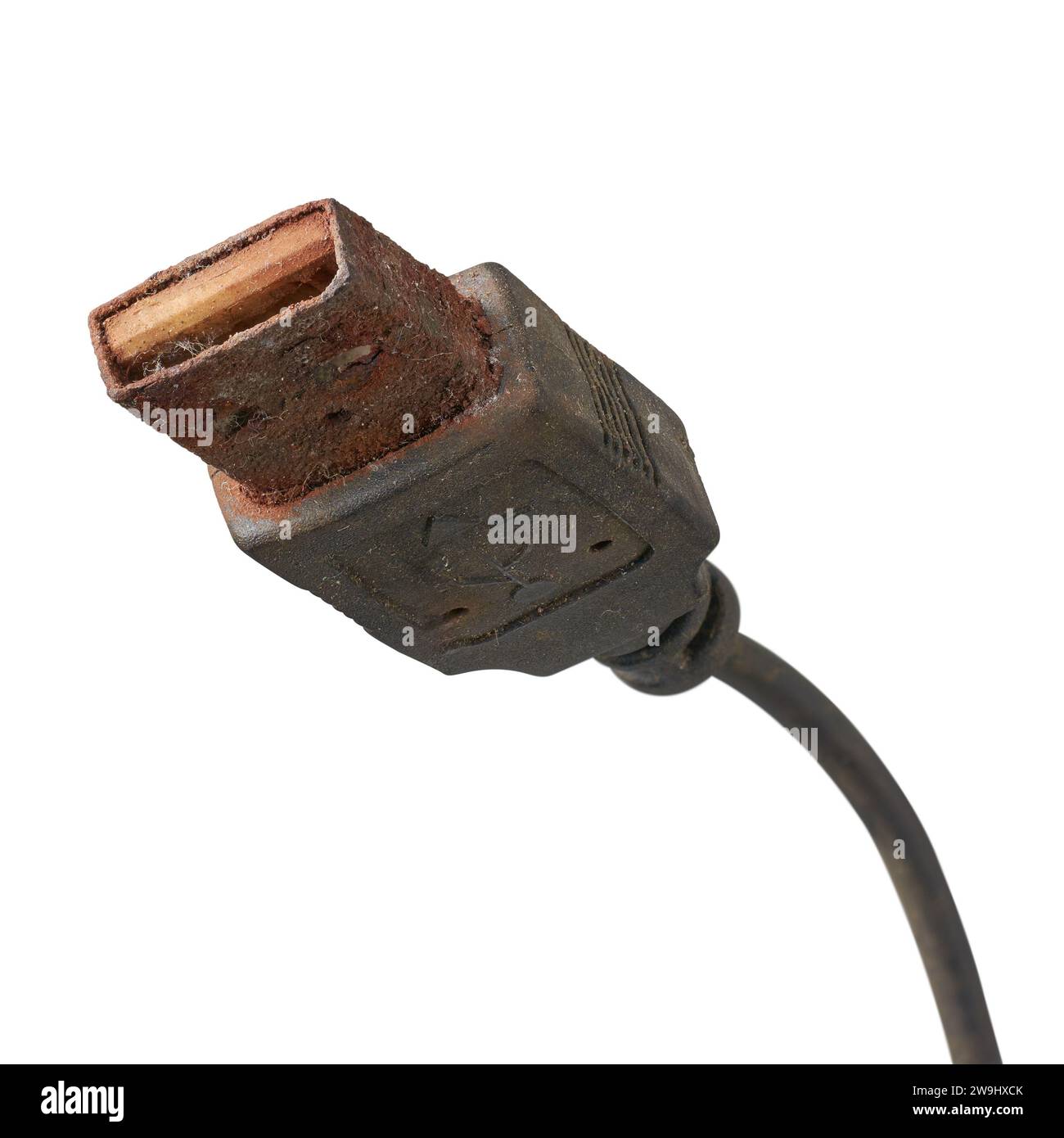 Nahaufnahme eines alten usb-Anschlusses mit starkem Rost, der Feuchtigkeit oder anderen korrosiven Elementen ausgesetzt ist, unbrauchbarer oder austauschbarer elektronischer Gerätestecker Stockfoto