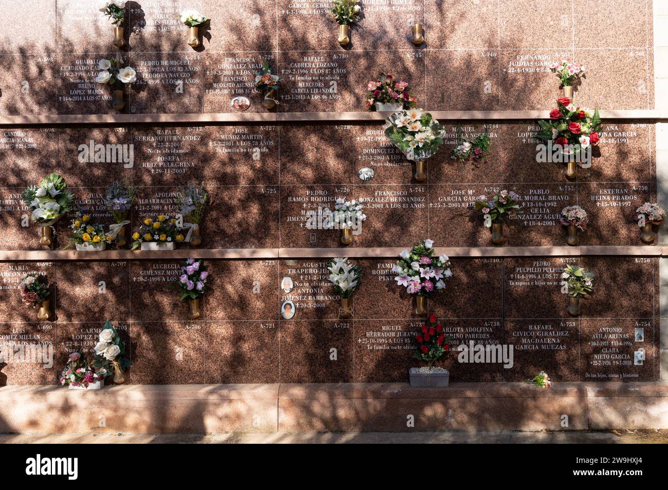 Barcelona, Spanien - 6. November 2023 - die mit Blumen geschmückte Ash-Nische verkörpert Ruhe und Erinnerung Stockfoto