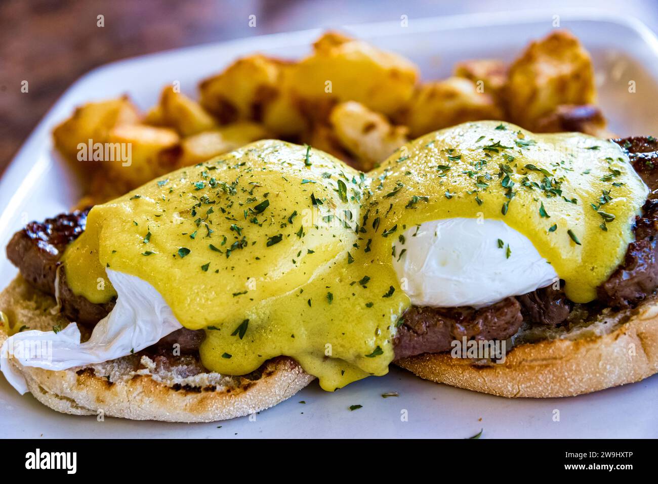 Eier Benedikt über einem Rindfleisch-Lendensteak, proteinreiche Frühstücksteller. Stockfoto
