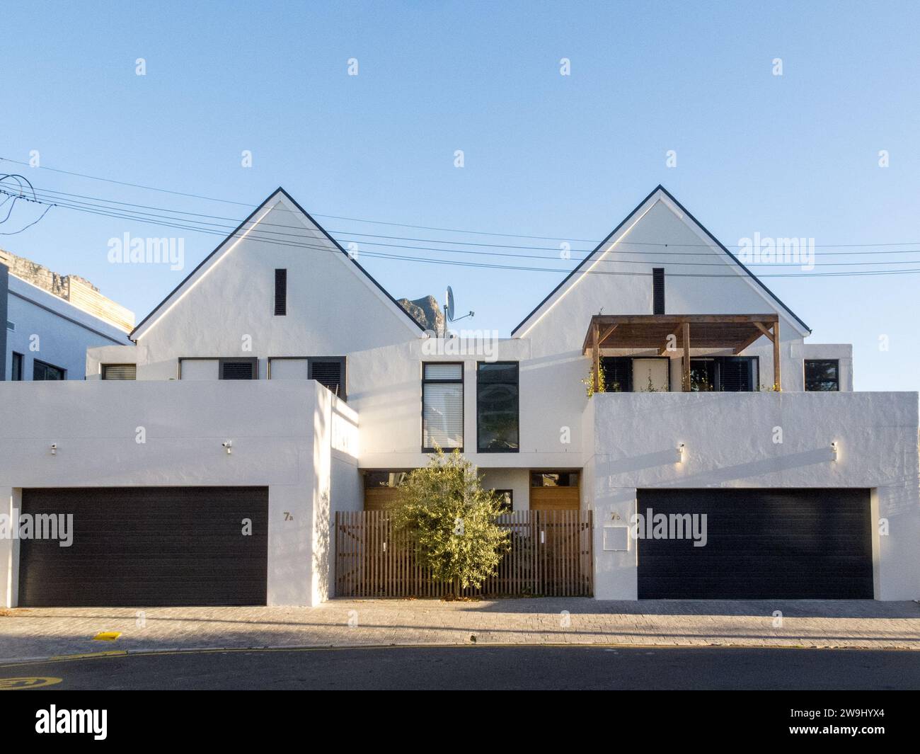 Doppelhaushälften in modernen oder zeitgenössischen städtischen Doppelstockhäusern in einem Vorort von Kapstadt, Südafrika Konzept Immobilien oder Immobilien Stockfoto