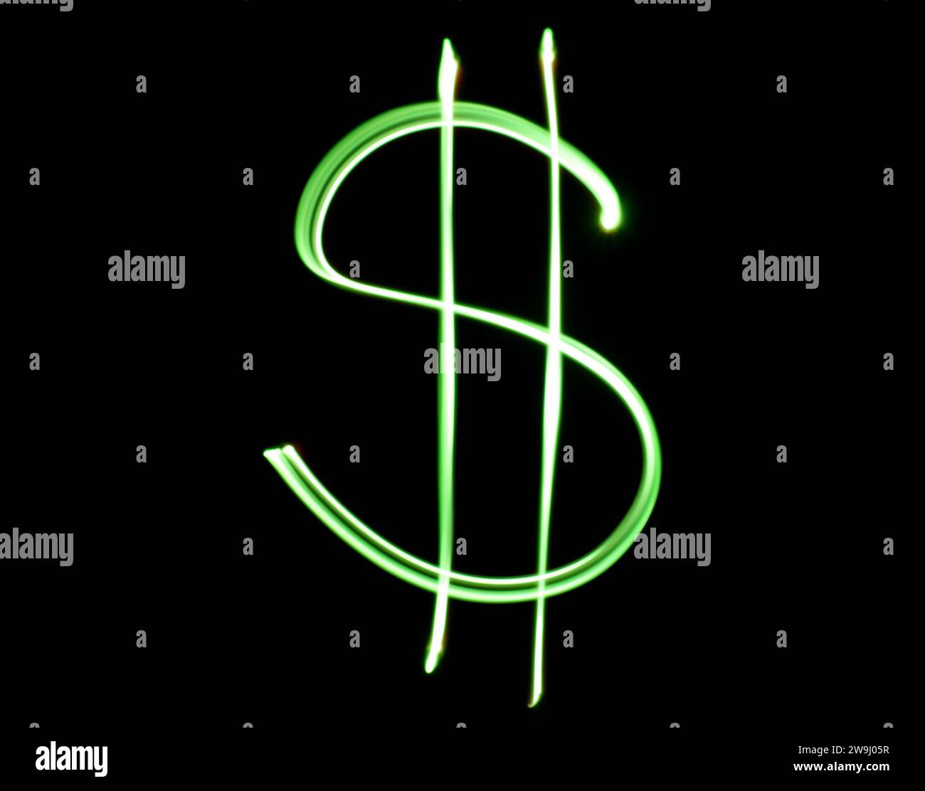 Ein Foto eines US-Dollar-Symbols in leuchtendem grünem Licht auf einem Langzeitfoto vor schwarzem Hintergrund. Lichtmalerei Stockfoto
