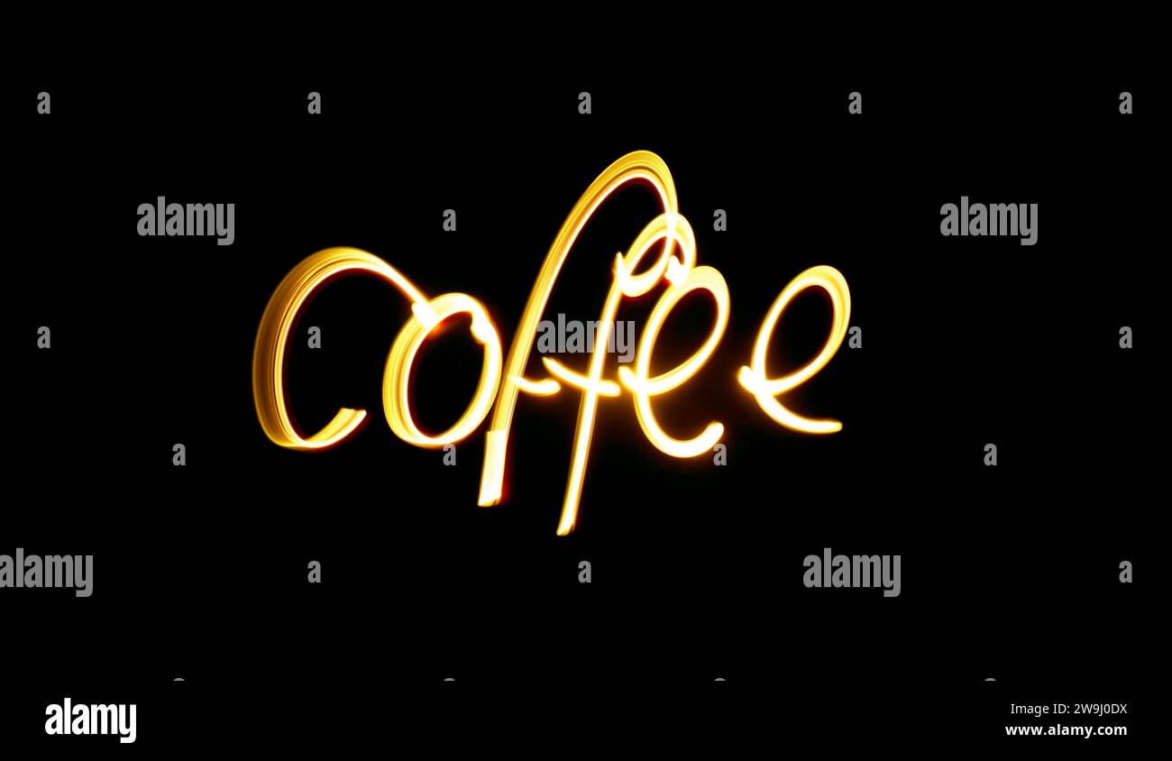 Ein Foto des Wortes „Kaffee“ bei lebendigem Licht auf einem Langzeitfoto vor schwarzem Hintergrund. Lichtmalerei Stockfoto