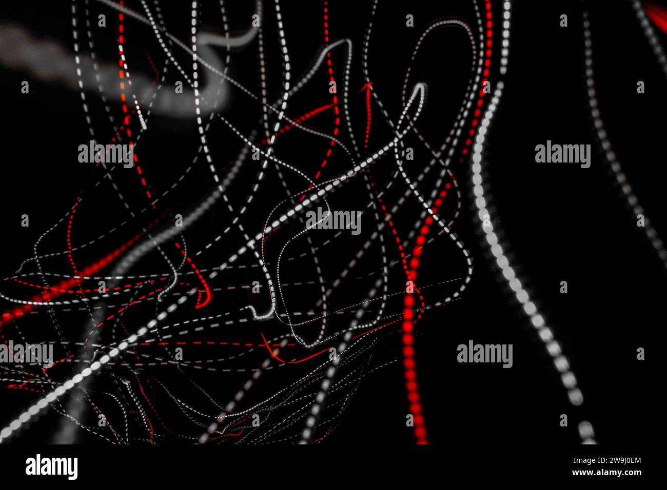 Ein Foto von leuchtenden mehrfarbigen Lichtern in einem Langzeitbelichtungsfoto. Lichtmalerei Stockfoto