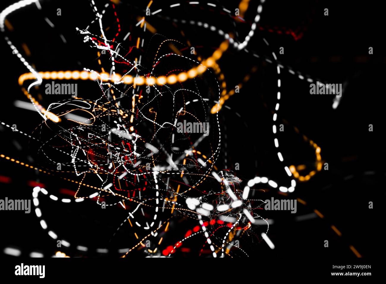 Ein Foto von leuchtenden mehrfarbigen Lichtern in einem Langzeitbelichtungsfoto. Lichtmalerei Stockfoto