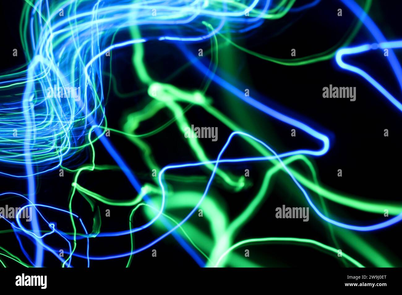 Ein Foto von leuchtenden mehrfarbigen Lichtern in einem Langzeitbelichtungsfoto. Lichtmalerei Stockfoto