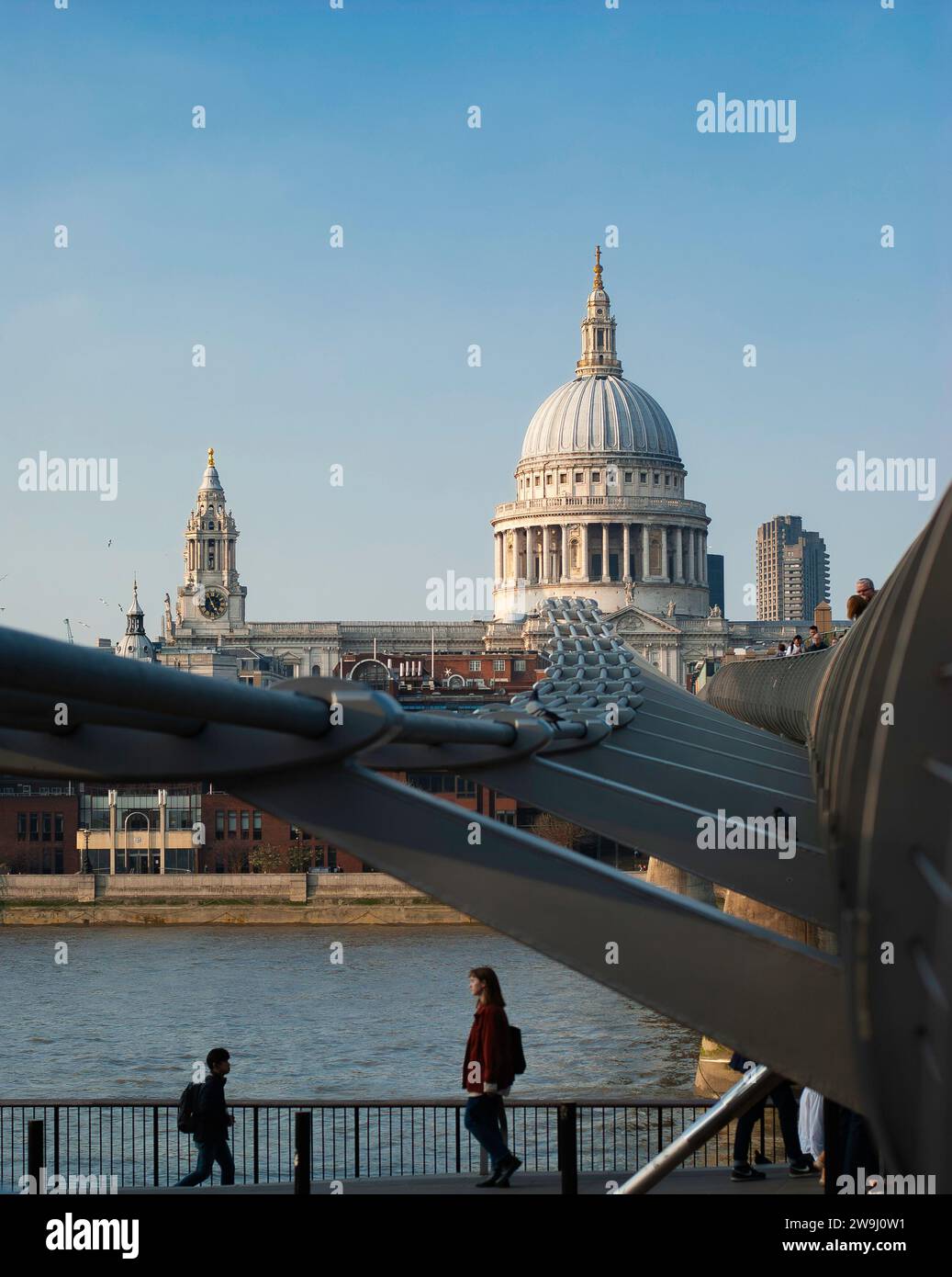 Aufnahme der Tower Bridge in London, Großbritannien an einem sonnigen Tag. Stockfoto