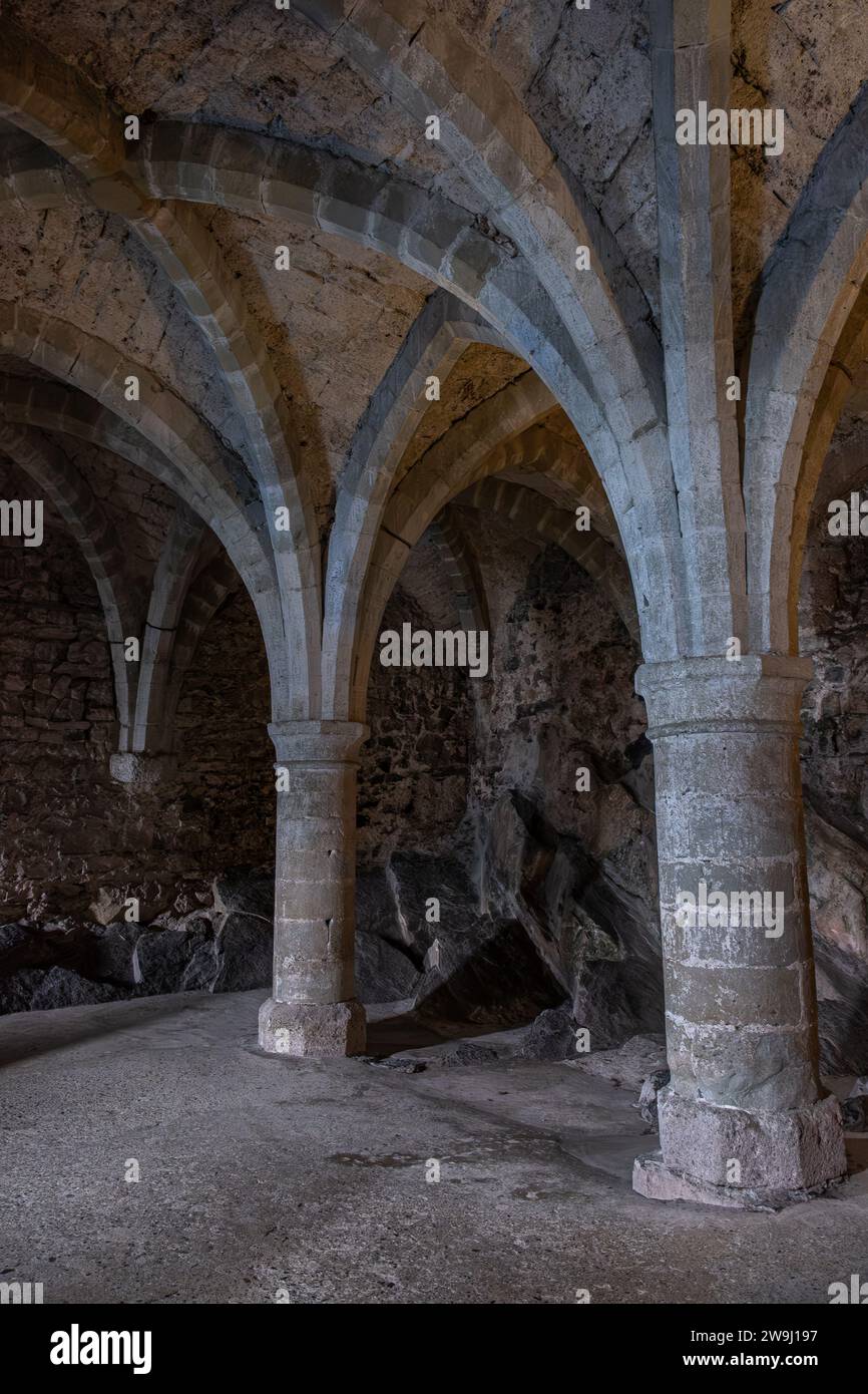 Architektonische Schönheit steht im Kontrast zu den Bögen des Chillon Castle Kerkers Stockfoto