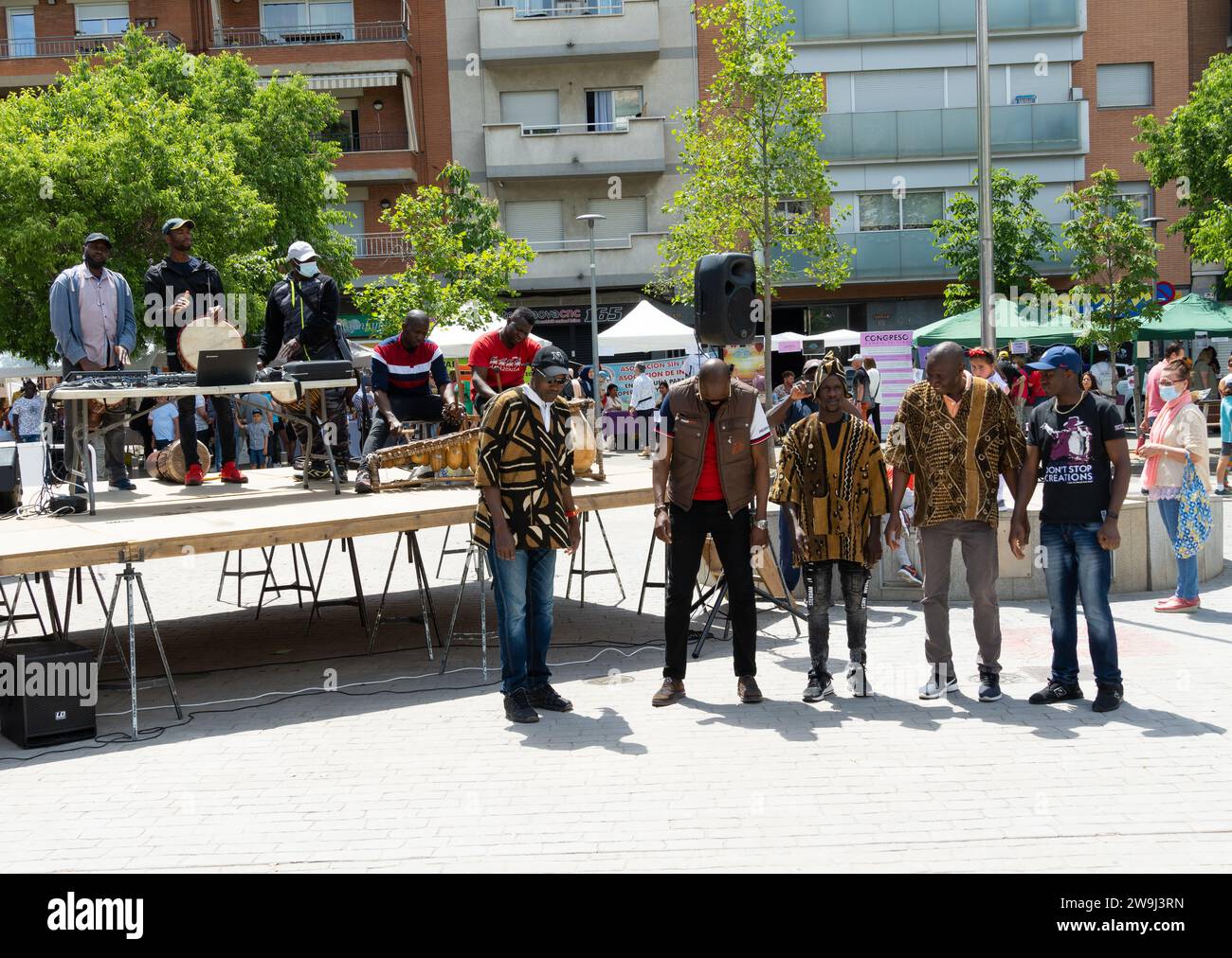 Barcelona, Spanien - 15. Mai 2022: Auf dem Bild eine Gruppe schwarzer Männer aus Mali. Sie spielen traditionelle Instrumente, tanzen und tragen traditionelle Kleidung, p Stockfoto