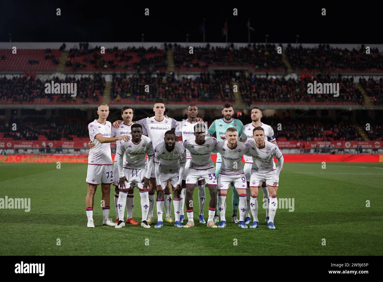 Monza, Italien. Dezember 2023. Die ACF Fiorentina, die elf Startplätze für ein Teamfoto vor dem Auftakt in der hinteren Reihe ( L bis R ); Antonin Barak, Luca Ranieri, Nikola Milenkovic, Christian Kouame, Pietro Terracciano und Cristiano Biraghi in der ersten Reihe ( L bis R ); Alfred Duncan, Jonathan Ikone, Michael Kayode, Lucas Beltran und Arthur Melo, im Spiel der Serie A im U-Power Stadium in Monza. Der Bildnachweis sollte lauten: Jonathan Moscrop/Sportimage Credit: Sportimage Ltd/Alamy Live News Stockfoto