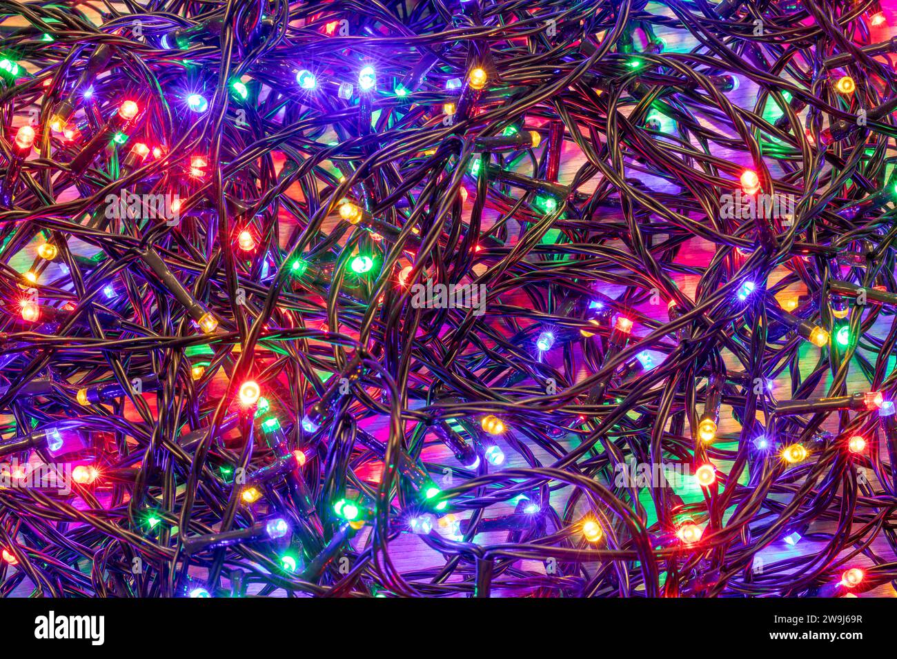 Lebendige LED-Weihnachtslichter-Stapel - festlicher Nachwirkungen Hintergrund - Testen von Weihnachtslichtern Stockfoto