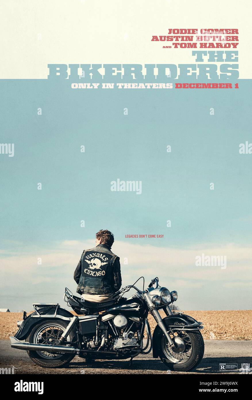 The Bikeriders (2023) von Jeff Nichols mit Austin Butler, Jodie Comer und Tom Hardy. Folgt dem Aufstieg eines Motorradclubs im Mittleren Westen, der sich im Laufe eines Jahrzehnts von einem Treffpunkt für lokale Außenseiter zu einer finsteren Gang entwickelt, die die Lebensweise der ursprünglichen Gruppe bedroht. US-Poster mit einem Blatt ***NUR FÜR REDAKTIONELLE ZWECKE***. Hinweis: BFA/FOCUS-Funktionen Stockfoto